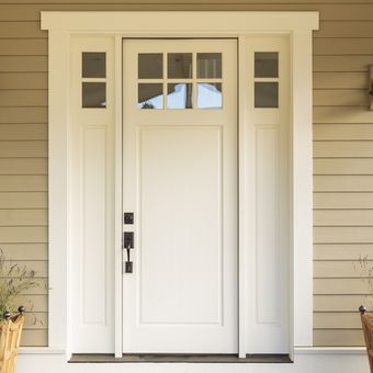 Ilustrasi pintu depan rumah berwarna putih dengan kombinasi beige.