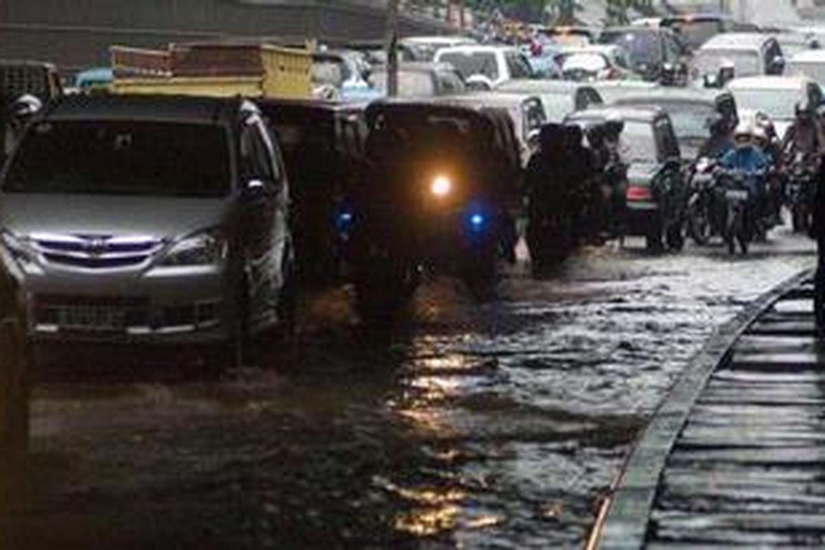 Kemacetan akibat hujan dan genangan air