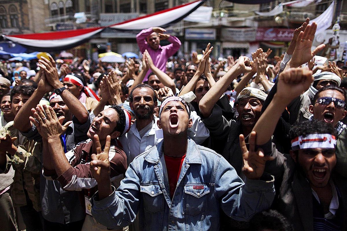 Ekspresi pengunjuk rasa anti-Pemerintah Yaman terekam kamera dalam demonstrasi menuntut mendurnya Presiden Ali Abdullah Saleh, Minggu (24/4) di Sana a, Yaman. Presiden Saleh menyetujui proposal mediator dari enam negara Teluk untuk mundur dalam 30 hari. Namun, pengunjuk rasa menuntut Saleh mundur lebih cepat.