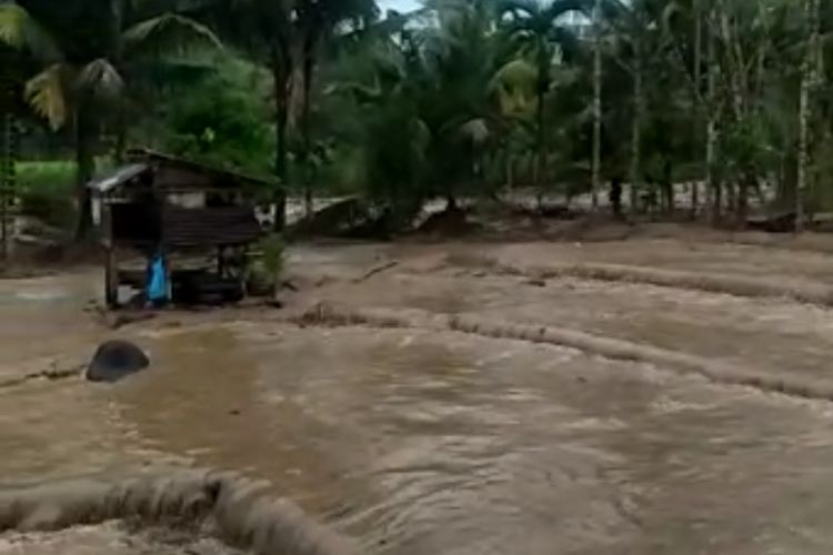 Banjir bandang menghantam Kecamatan Ampek Nagari, Agam, Sumatera Barat, Kamis (12/3/2020)