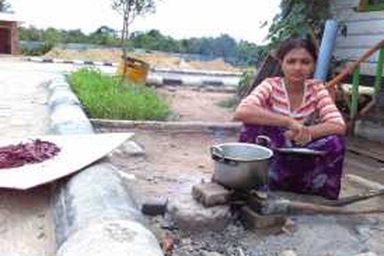 Warga Rohingnya sedang memasak di lokasi penampungan Desa Blang Adoe, Kecamatan Kuta Makmur, Aceh Utara