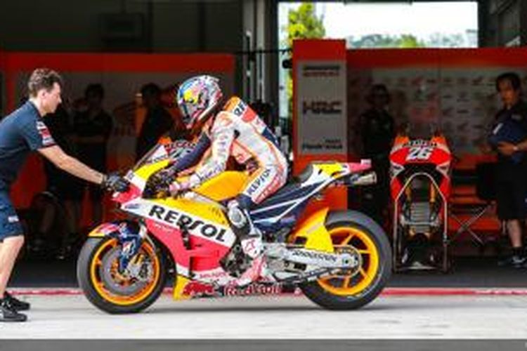 Pebalap Repsol Honda asal Spanyol, Dani Pedrosa, berhenti di depan garasi saat menjalani sesi uji coba pramusim di Sirkuit Sepang, Malaysia, Jumat (6/2/2015).