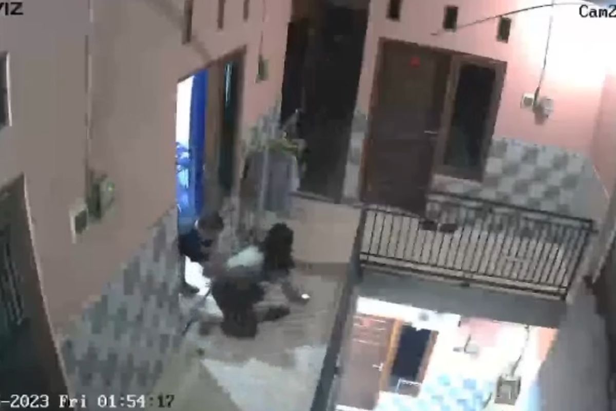 Tangkapan layar rekaman CCTV yang berisi kejadian percobaan pemerkosaan mahasiswi oleh dosennya di Kota Singaraja, Provinsi Bali.