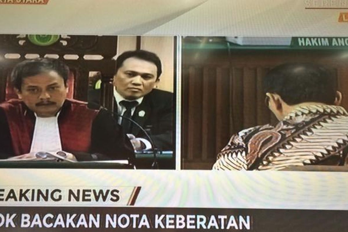 Gubernur nonaktif DKI Jakarta Basuki Tjahaja Purnama (Ahok) menjalani sidang perdana di PN Jakarta Utara, Selasa (13/12/2016).