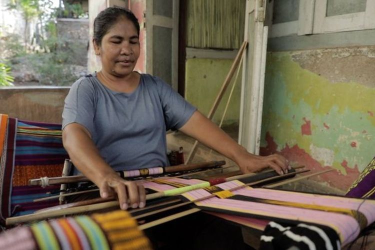 Meriance Kabu tengah menenun di rumahnya, Kupang, NTT.