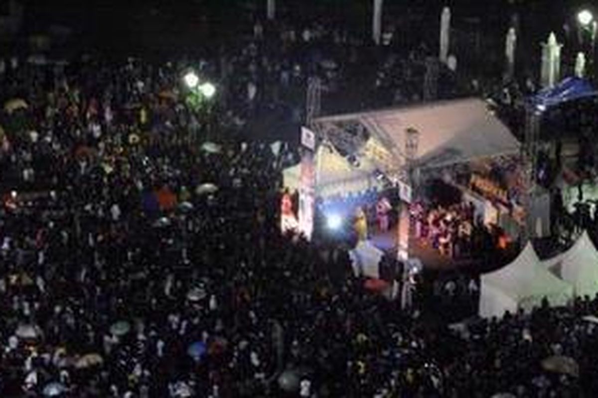Warga menyemut di sekitar panggung musik islami di arena car free night di kawasan Monumen Nasional, Jakarta, Senin (31/12/2012). Sebanyak 16 panggung dengan berbagai hiburan didirikan di Jalan Jenderal Sudirman dan Jalan MH Thamrin yang ditutup tersebut. KOMPAS/HENDRA A SETYAWAN