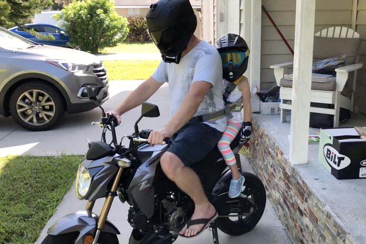 Berkendara motor aman dengan anak kecil, gunakan strap-on child harness
