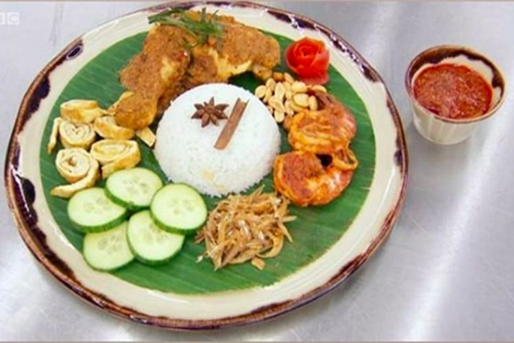 Nasi lemak dengan rendang ayam dibuat oleh kontestan MasterChef, Zaleha Kadir Olpin yang dikritik oleh para juri. 