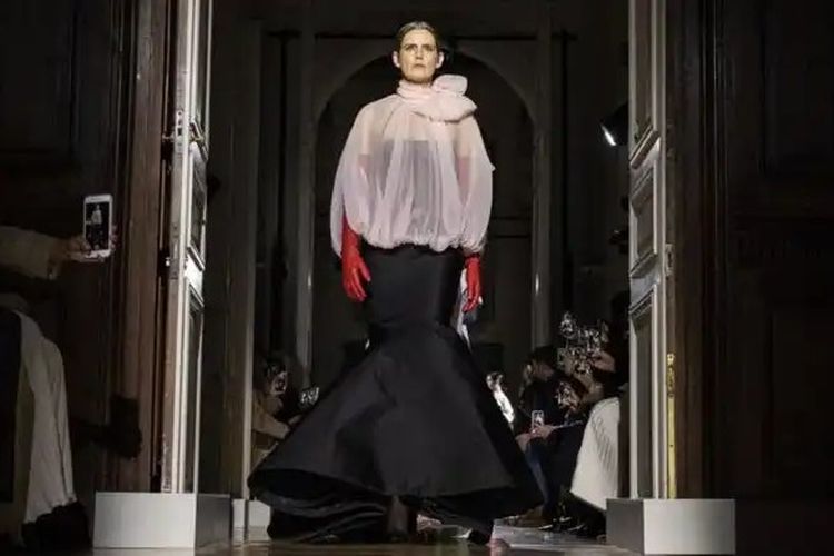 Supermodel Stella Tennant ketika berjalan di runway Valentino Haute Couture Spring/Summer 2020 di Paris Fashion Week, Januari lalu.