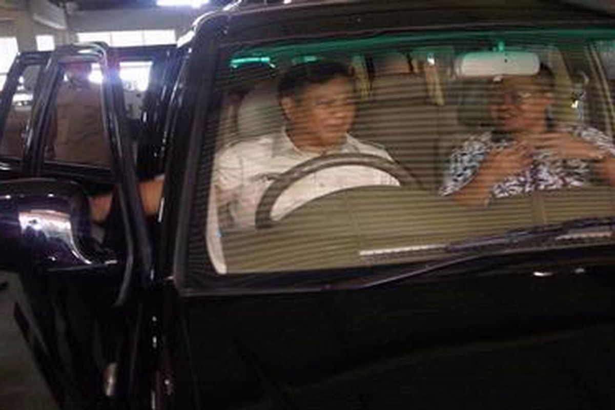 Umum Partai Gerindra Prabowo Subianto mencoba mobil Esemka di Solo Techno Park (STP), Sabtu (14/4/2012). Ia didampingi Direktur Pelayanan dan Pengembangan STP Gampang Sarwono.