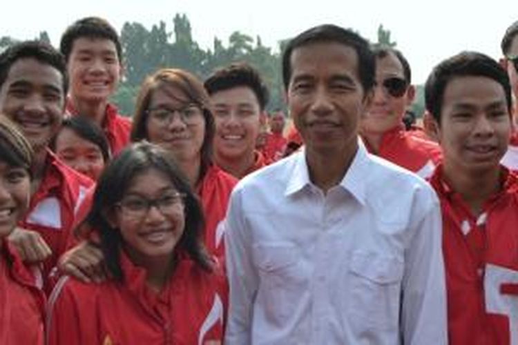 Gubernur DKI Jakarta, Joko Widodo usai memberi tali kasih Pemprov DKI kepada para atlet pelajar yang membawa DKI menjadi juara umum Popnas XII, September lalu.