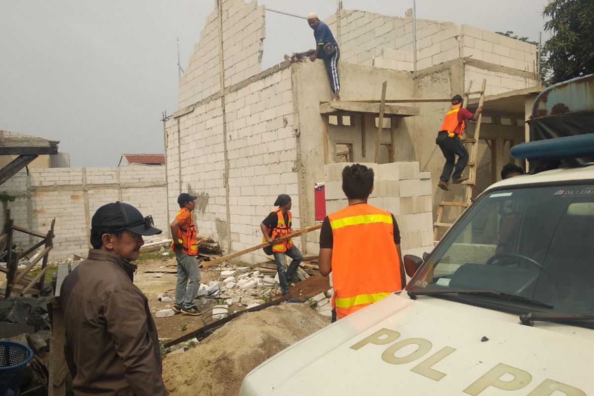 Tiga rumah tanpa IMB di Cibubur dibongkar Sudin Citata Jaktim, Kamis (3/5/2018)