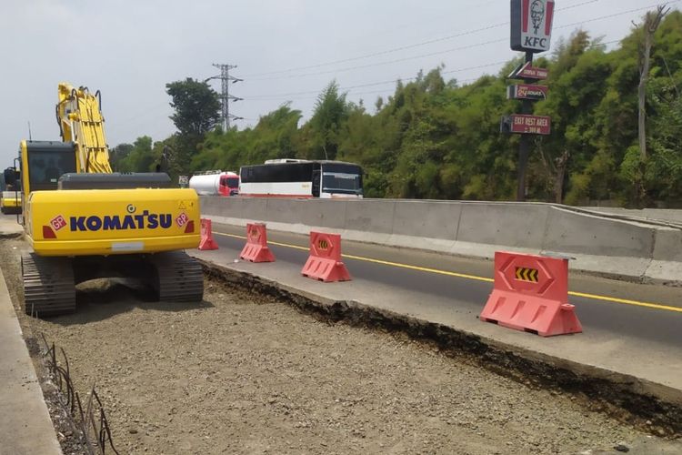 Proyek rekonstruksi jembatan dan jalan di Tol Jakarta-Cikampek.