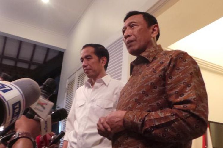 Presiden terpilih Joko Widodo melakukan pertemuan tertutup dengan Ketua Umum Partai Hanura Wiranto di Kantor Transisi, Jakarta Pusat, Kamis (11/9/2014) malam.