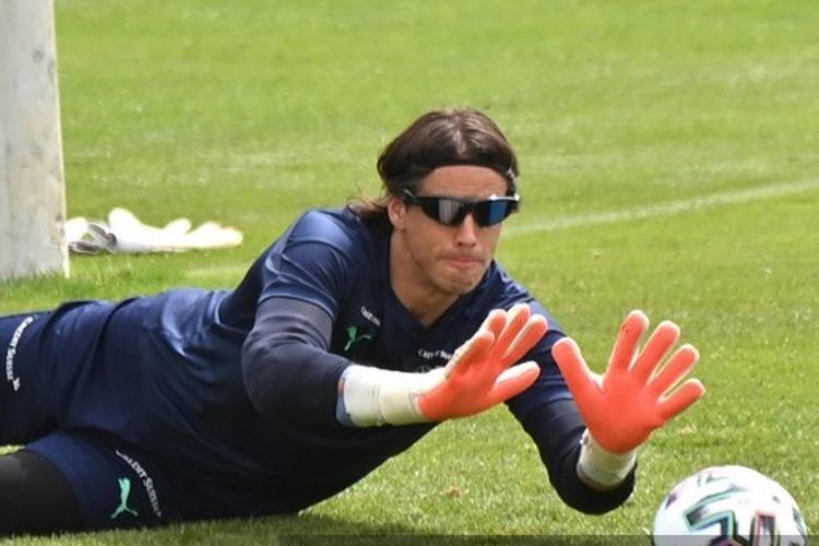 Switzerland's goalkeeper Yann Sommer takes part in a training session at the Tre Fontane sports centre in Rome on June 24, 2021, during the UEFA EURO 2020 European Football Championship. Terkini, Inter Milan resmi merekrut Yann Sommer dari Bayern Muenchen. (Photo by Alberto PIZZOLI / AFP)