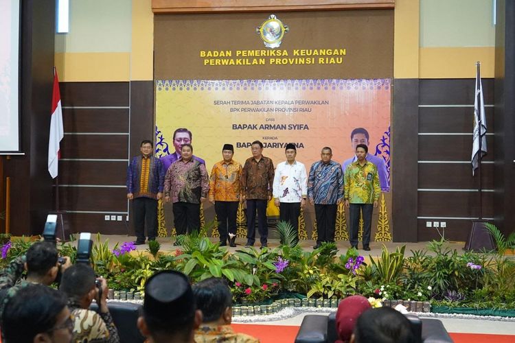 Gubernur Riau Syamsuar dan Wakil Guibernur Riau Edy Natar Nasution hadiri serah terima jabatan Kepala BPK Perwakilan Provinsi Riau.