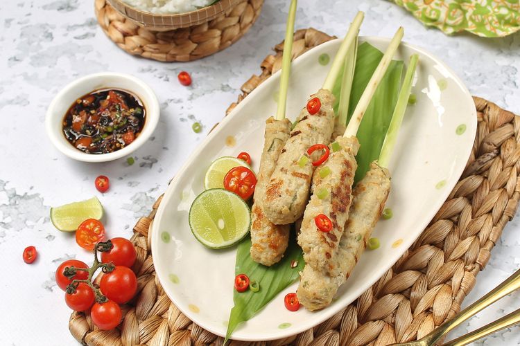 Ilustrasi sate lilis ikan tenggiri dan udang.