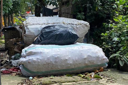 Gaji Bulanan Kecil, Kernet Mobil Sampah Jual Rongsokan untuk Uang Tambahan