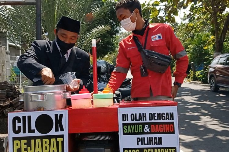 Sejak berjualan dengan mengenakan setelan jas dan dasi, omset penjualan 'Cilok Pejabat' turut mengalami peningkatan.