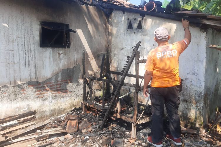Kondisi kebakaran rumah di Desa Seletreng, Kecamatan Kapongan, Kabupaten Situbondo, Provinsi Jawa Timur akibat anak main masak-masakan pada Kamis (26/10/2023).