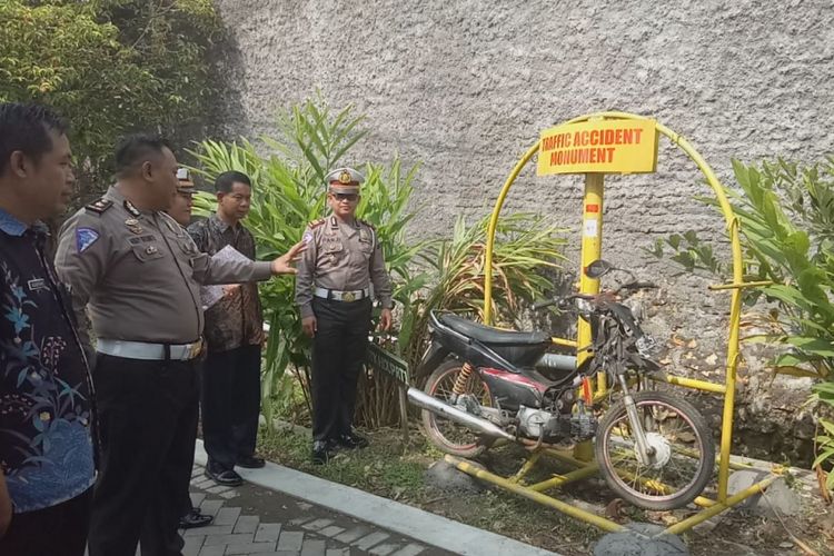 ‎Kasat Lantas Polres Grobogan, AKP Panji Gedhe Prabawa, saat mendampingi tim Ditlantas Polda Jateng yang melaksanakan supervisi di ‎Kampung Lalu Lintas di Perumahan Petragriya Indah Purwodadi, Grobogan, Rabu (14/11/2018).