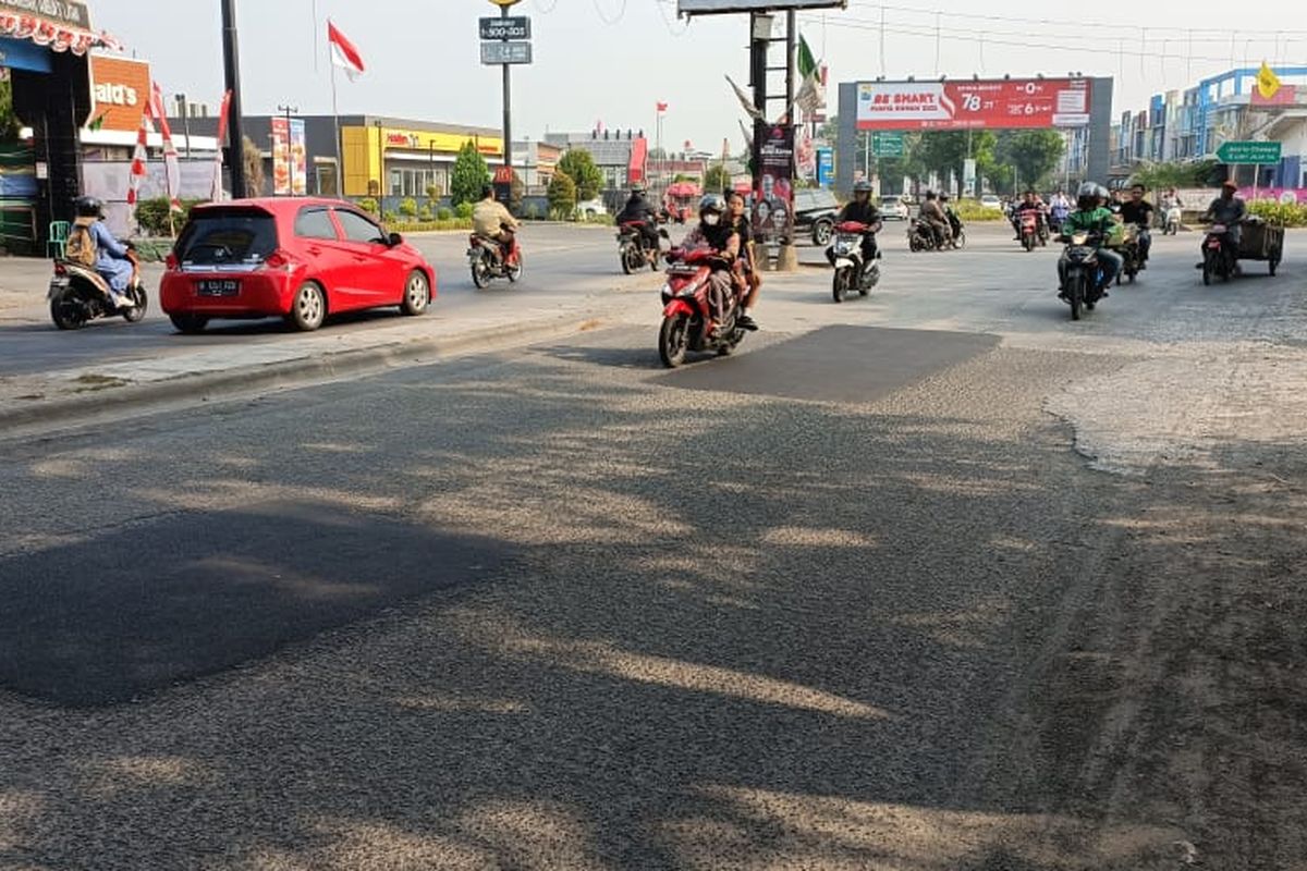 Dua titik jalan berlubang yang kini telah diperbaiki yang terletak di Jalan Setia Darma, Lambangsari, Kabupaten Bekasi, pada Jumat (25/8/2023). Diketahui, dua titik jalan berlubang itu diperbaiki oleh seoranh konten kreator.