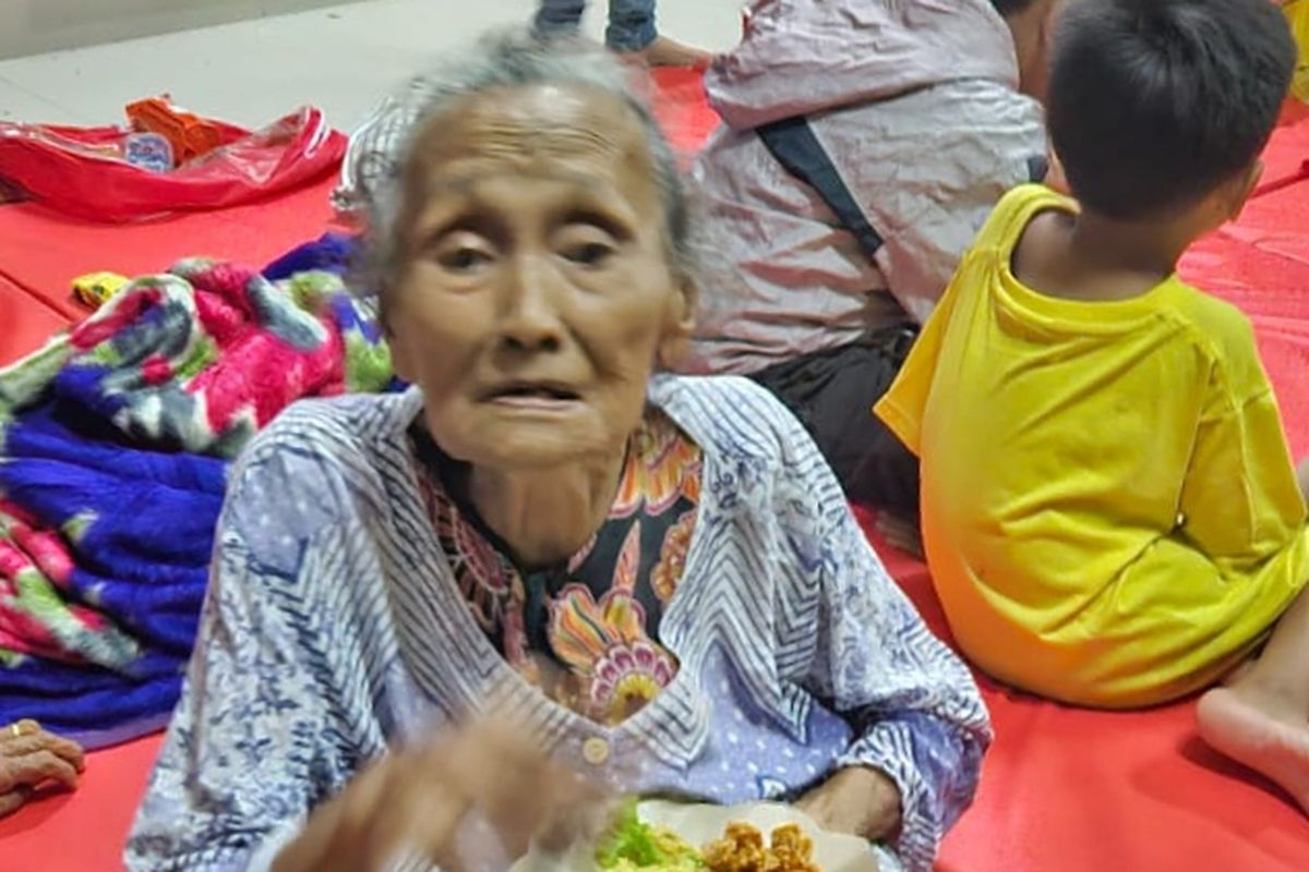 Sejumlah warga Kecamatan Dringu mengungsi ke kantor Kecamatan Dringu.