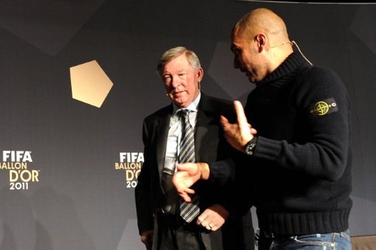 Sir Alex Ferguson berbincang dengan Josep Pep Guardiola dalam acara penghargaan Ballon d'Or 2011 di Zurich, Swiss, pada 9 Januari 2012. Terkini, Sir Alex Ferguson memberikan langsung trofi Manajer Terbaik Premier League 2022-2023 kepada Guardiola. (Foto oleh FRANCK FIFE/AFP)