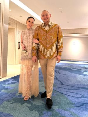 Deretan seleb tampil memikat di pernikahan Ranggaz dan Angie di Jakarta, dari busana pastel elegan saat akad hingga hitam klasik di resepsi malam.