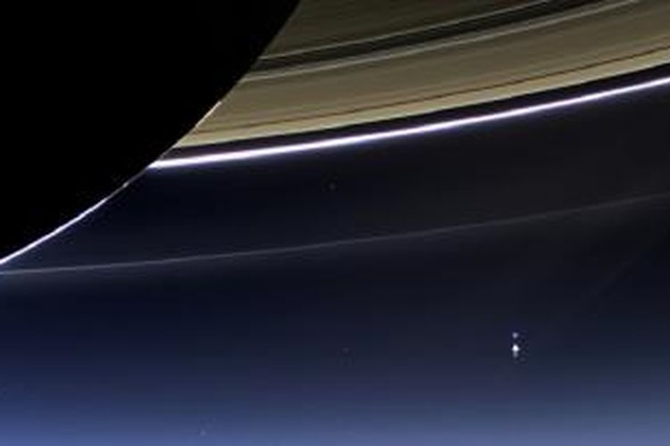 Foto berwarna Bumi dari Saturnus yang diambil Cassini (20/7/2013) waktu Indonesia. Bumi tampak sebagai titik biru yang ditunjuk oleh anak panah.