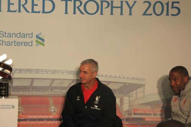 Dua legenda Liverpool, Ian Rush (kiri) dan John Barnes, saat jumpa pers menjelang putaran final Standard Chartered Trophy 2015 di Anfield, Jumat (8/5/2015).