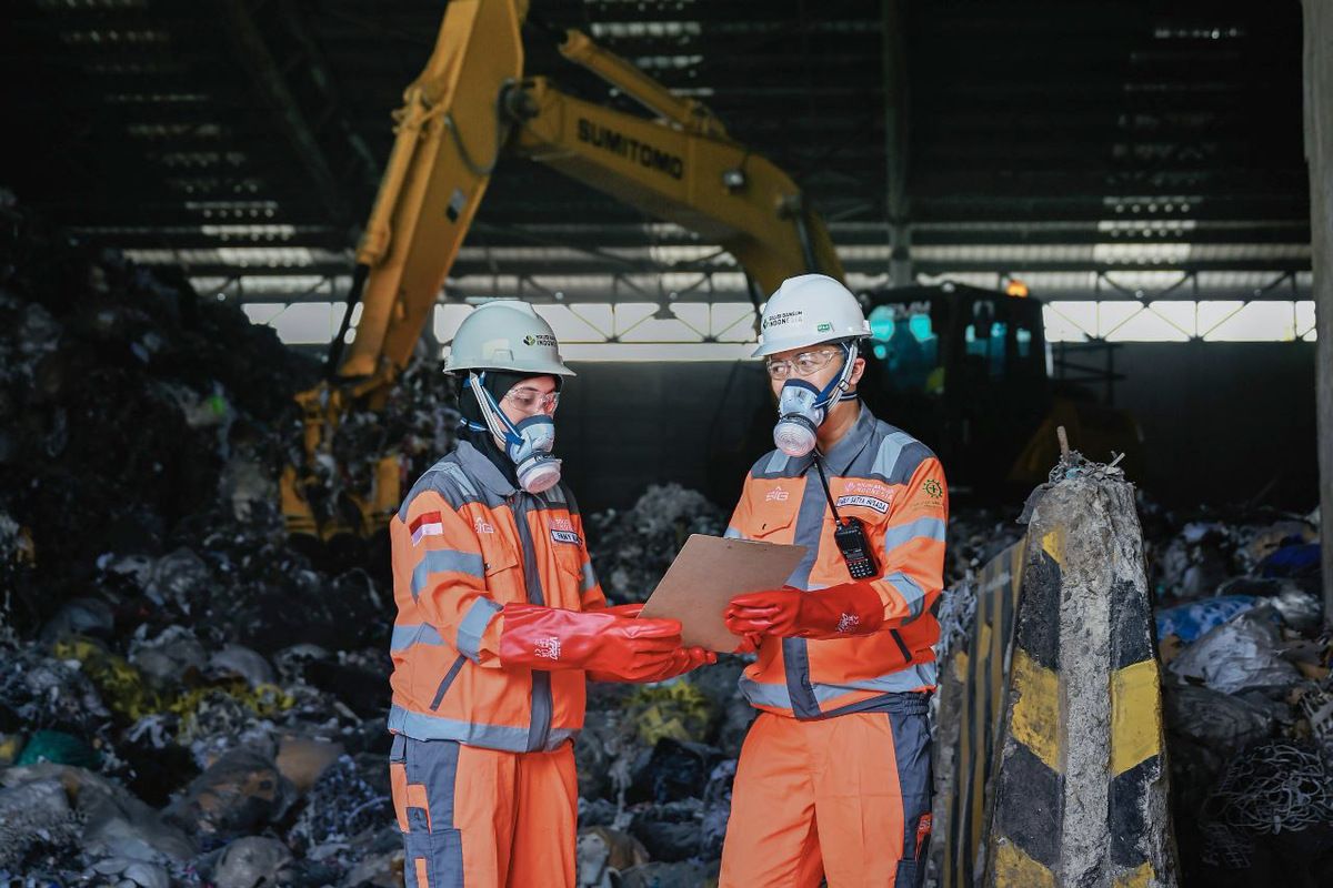 Fasilitas pengolahan limbah dan sampah menjadi bahan bakar alternatif, di area Greenzone 1 Pabrik Narogong, Jawa Barat.