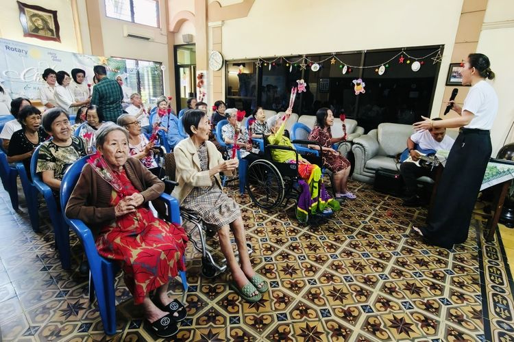 Suasana hangat merayakan Natal bersama Rotary Club Surabaya Kaliasin dan para lansia di sebuah bangunan tua yang berdiri sejak 1947, Panti Werdha Usia Undaan, Jawa Timur, Rabu (10/12/2015) siang.