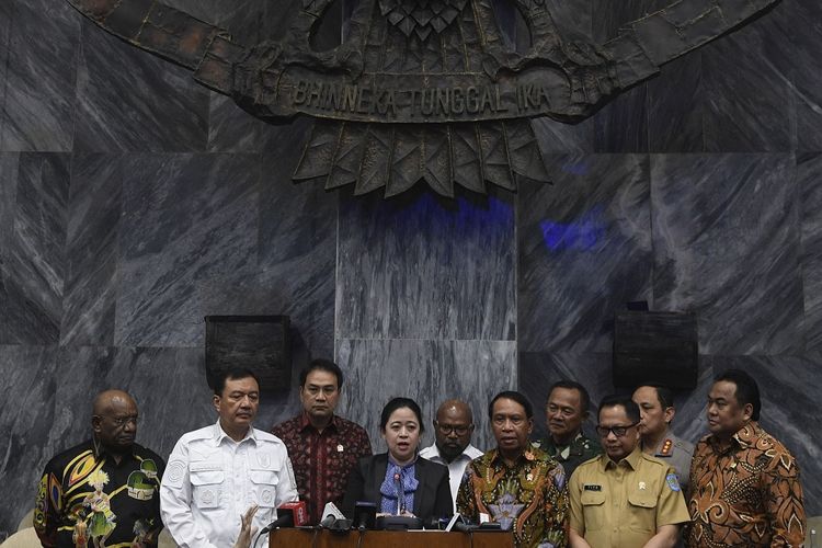 Ketua DPR Puan Maharani (tengah) didampingi Wakil Ketua DPR Rachmat Gobel (kanan), Aziz Syamsuddin (ketiga kiri), Menteri Dalam Negeri Tito Karnavian (ketiga kanan), Menteri Pemuda dan Olahraga Zainudin Amali (kelima kanan), Kepala BIN Budi Gunawan (kedua kiri) dan Wakil Gubernur Papua Klemen Tinal (kiri) menyampaikan hasil rapat gabungan tentang persiapan Pekan Olahraga Nasional (PON) XX di Gedung Nusantaran II, Kompleks Parlemen Senayan, Jakarta, Selasa (4/2/2020). FOTO ANTARA/Puspa Perwitasari/hp.
