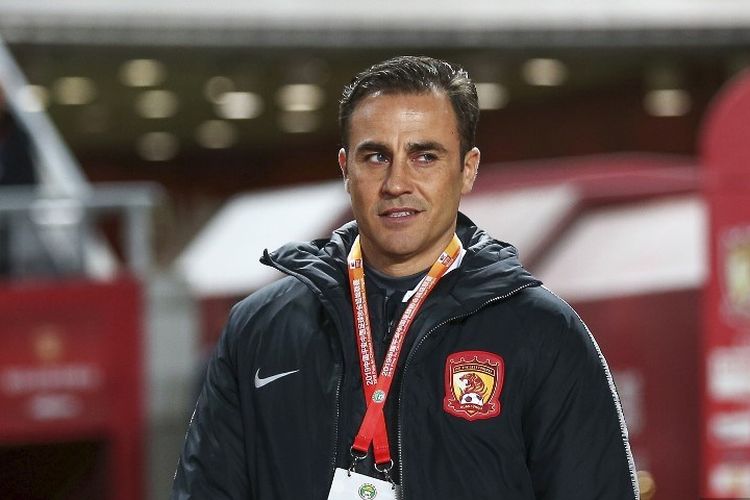 Pelatih kepala Guangzhou Evergrande, Fabio Cannavaro menyaksikan pertandingan sepak bola Liga Super China (CSL) antara Hebei China Fortune dan Guangzhou Evergrande di Langfang di provinsi Hebei utara Cina pada 27 November 2019.