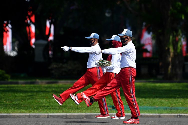 Petugas memperagakan simulasi pengibaran bendera untuk Peringatan HUT ke-75 Kemerdekaan RI di Istana Merdeka, Jakarta, Minggu (12/7/2020). Simulasi pengibaran bendera dengan menerapkan protokol kesehatan tersebut sebagai sosialisasi dan panduan bagi daerah dalam melaksanakan upacara kemerdekaan di tengah pandemi.