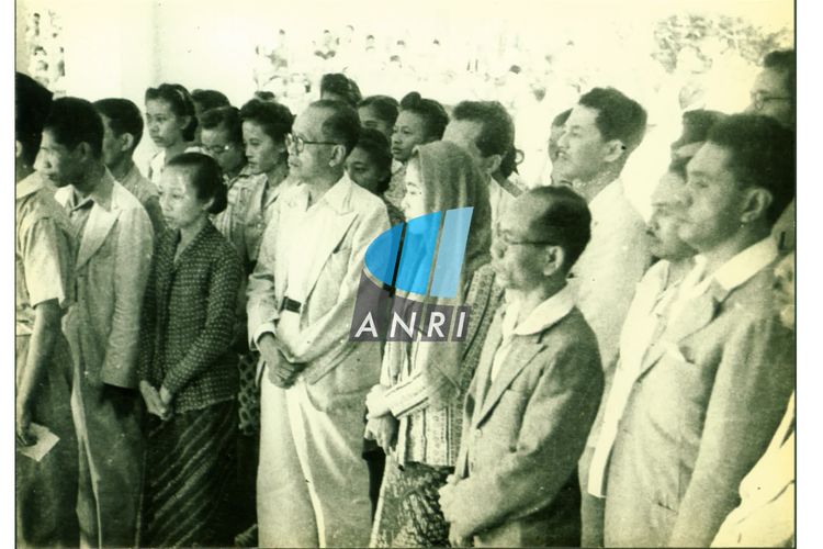 Suasana saat pembacaan teks proklamasi kemerdekaan Republik Indonesia di rumah Soekarno di Jalan Pegangsaan Timur Nomor 56, Jakarta (sekarang Jalan Proklamasi Nomor 5, Jakarta Pusat) pada 17 Agustus 1945.