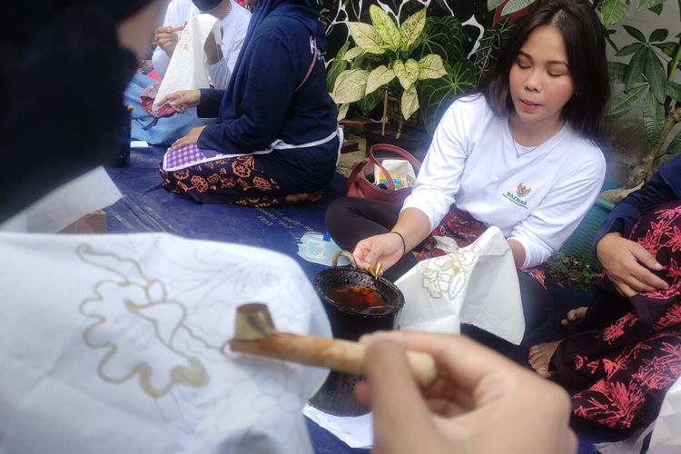 Salah satu peserta Wisata Ramadhan sedang belajar membatik di Kampung Batik Cibuluh, Kota Bogor, Jawa Barat, Minggu (16/8/2023).