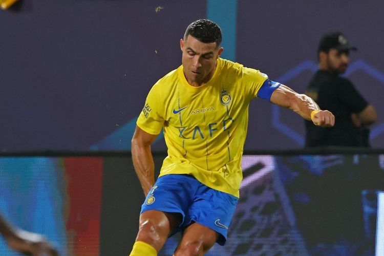 Aksi Cristiano Ronaldo dalam laga Liga Arab Saudi 2023-2024 antara Al Nassr vs Al Taawoun di King Saud University Stadium, 18 Agustus 2023. Terkini, tendangan bebas Ronaldo justru mengenai kamerawan dalam laga Al Raed Vs Al Nassr. (Photo by Fayez NURELDINE / AFP)