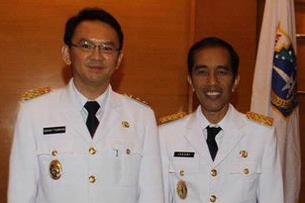 Gubernur dan Wakil Gubernur DKI Jakarta, saat memasuki ruangan kerja usai pelantikan di Balai Kota, Jakarta Pusat, Senin (15/10/2012). Jokowi-Ahok terpilih menjadi Gubernur dan Wakil Gubernur DKI Jakarta Periode 2012-2017. 