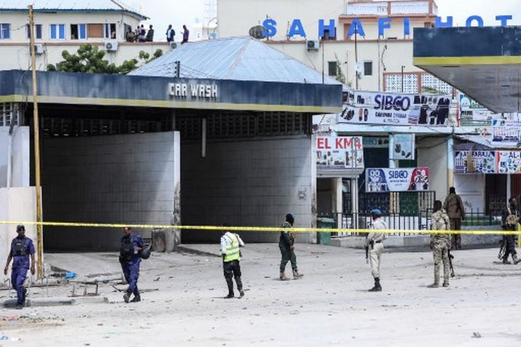 Petugas keamanan berpatroli di lokasi ledakan di Mogadishu pada 20 Agustus 2022.