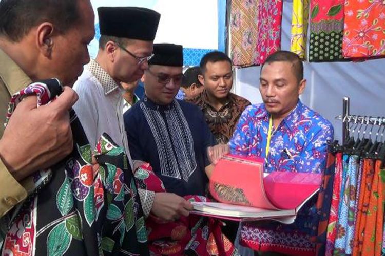 Dirut Bank BJB Ahmad Irfan dan Gubernur Kepulauan Bangka Belitung, Erzaldi Rosman, saat melihat produk kerajinan batik.
