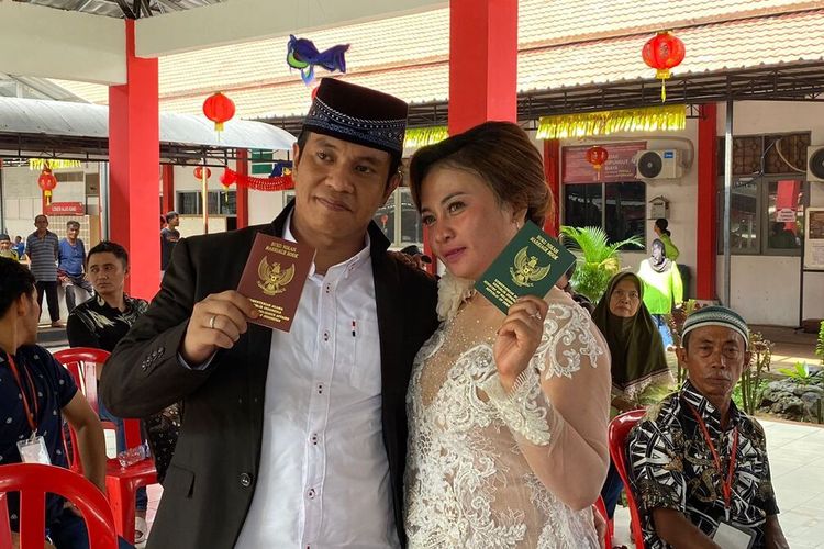 MIF dan kekasihnya melangsungkan pernikahan di Lapas Kedungpane Semarang, Jawa Tengah. 