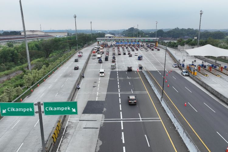 Kondisi kendaraan di GT Cikampek Utama, Jalan Tol Jakarta-Cikampek saat Mudik Lebaran 2022