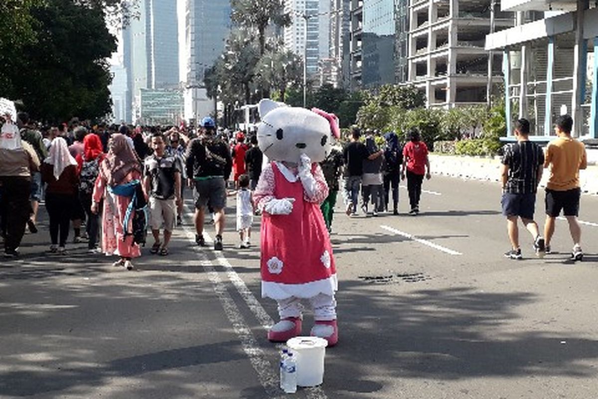 Seniman jalanan berkostum di car free day Jalan MH Thamrin, Jakarta Pusat pada Minggu (6/1/2019).