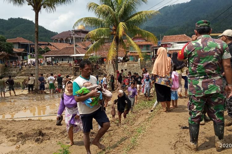 Sejumlah warga dan aparat melakukan evakuasi terhadap warga yang terisolir di empat kampung, Desa Sukamaju, Kecamatan Cigudeg, Kabupaten Bogor, Jawa Barat, Kamis (2/1/2020).