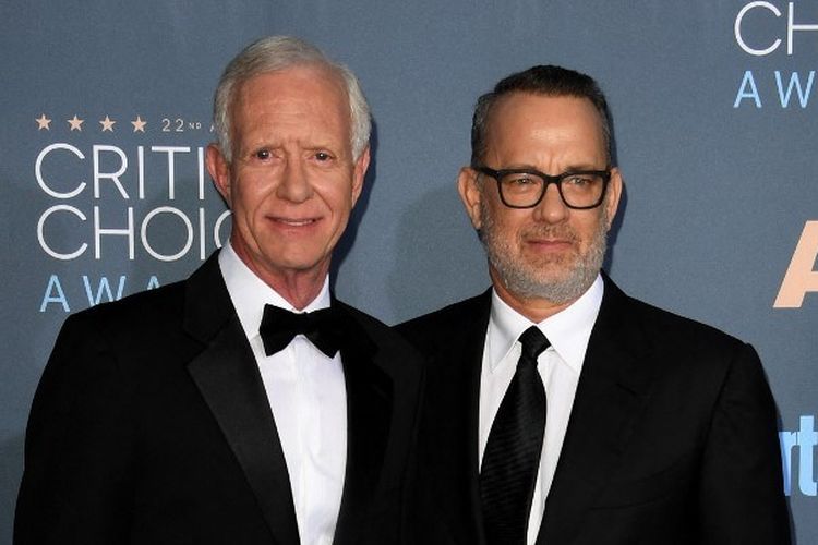 Kisah penyelamatan pesawat oleh Chesley 'Sully' Sullenberger (kiri) diangkat ke layar lebar berjudur Sully: Miracle on the Hudson, dengan aktor Tom Hanks (kanan) sebagai pemeran utamanya. 