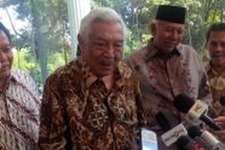Ketua Yayasan Syarikat Oesaha Adabiah Sumatera Barat Jenderal (Purn) Polisi Awaloedin Djamin di Kantor Wapres, Jakarta, Selasa (28/7/2015) seusai bertemu dengan Kalla.