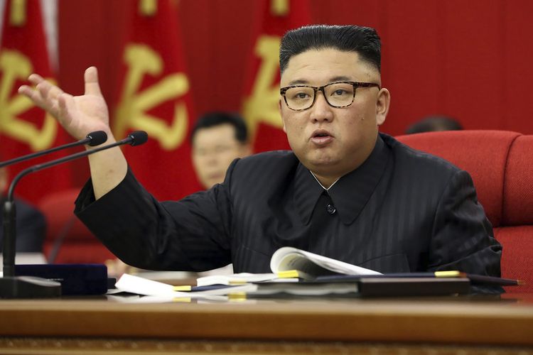 Foto yang disediakan oleh pemerintah Korea Utara, nampak Pemimpin Kim Jong Un berpidato dalam pertemuan Partai Buruh Korea di Pyongyang, pada 15 Juni 2021. Kim memperingatkan adanya kemungkinan kekurangan pangan dan menyerukan supaya warga bersiap dengan perpanjangan aturan penanganan Covid-19.