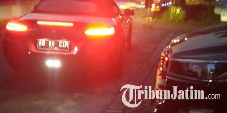 Tim Bareskrim Mabes Polri menyita sebuah mobil mewah BMW Z4 warna merah AG 88 CIM milik Bayue Walker, di Desa Ringinpitu, Kecamatan Kedungwaru, Tulungagung, Kamis (30/3/2023). 